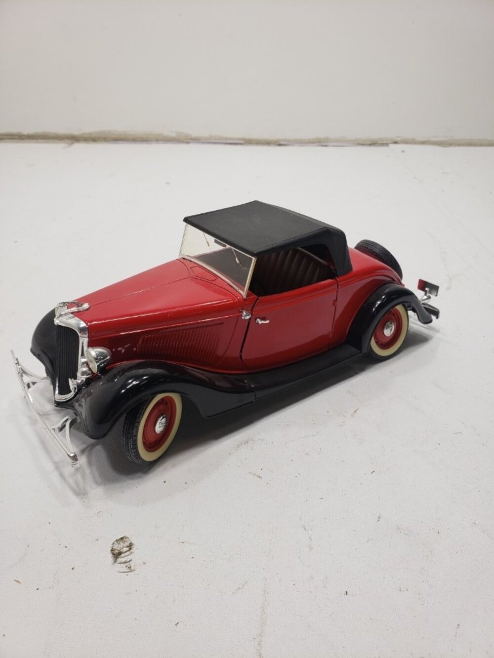 Solido Ford V8 Roadster 1934 Diecast Model Car 1/19 Scale Red Black Convertible